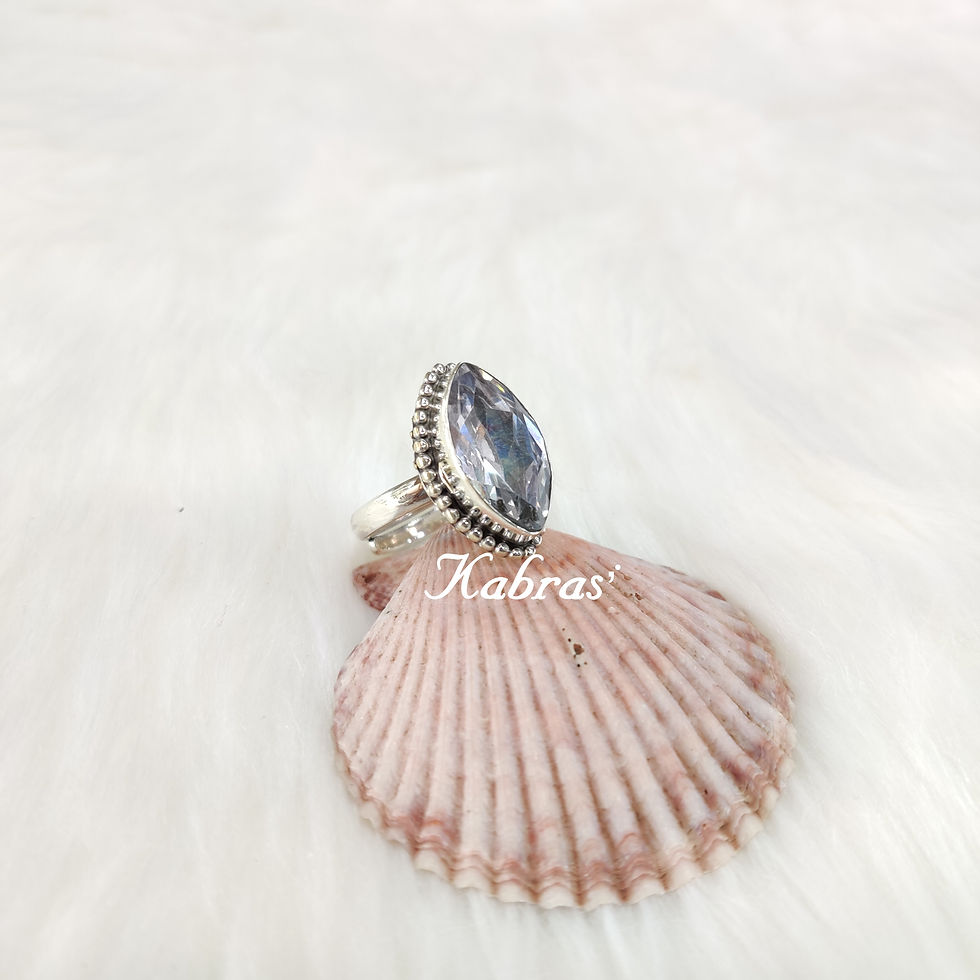 Elegant stone ring design with green gemstone