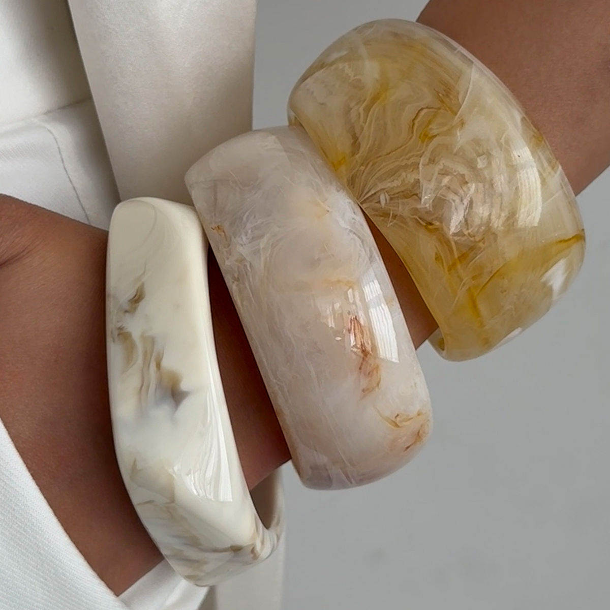 Salircon 3Pcs/Set Vintage Beige Resin Bangle for Women on Hand 2025 New Punk Boh