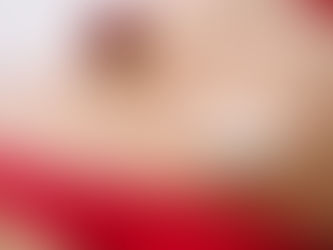 Closeup di ventre di donna con fiori 