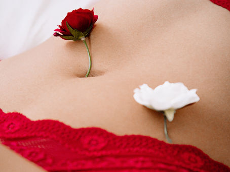 Closeup di ventre di donna con fiori 