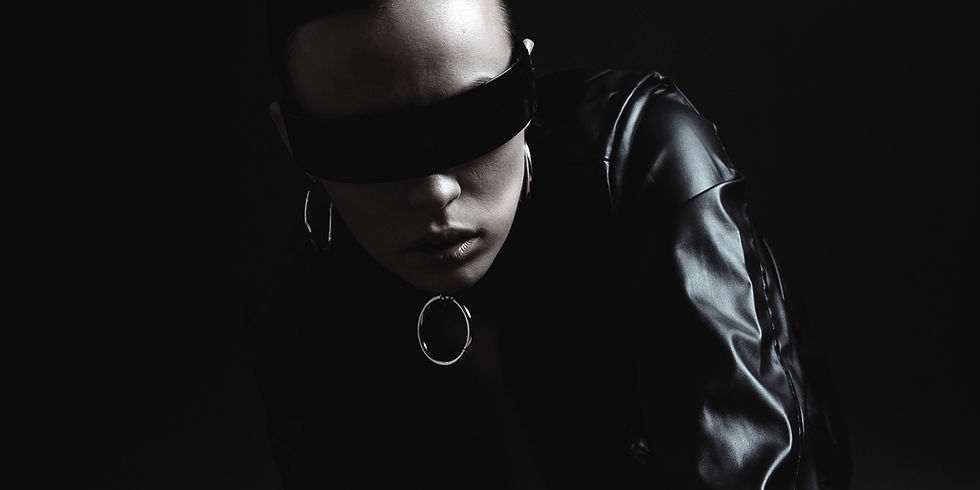 Primo piano di una persona bendata vestita di pelle