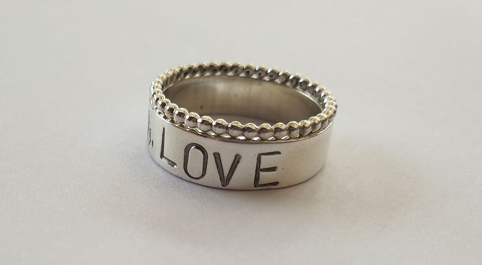 Miniatura: Anillo de plata y AMOR.