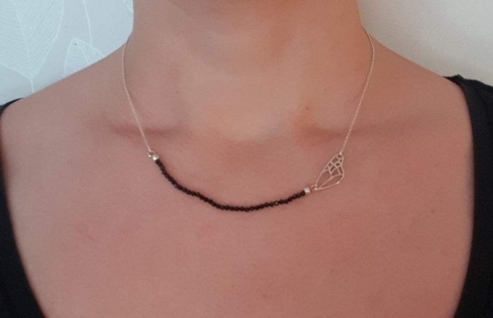 Thumbnail: Zilveren collier met Spinel en zilveren libelle vleugel.