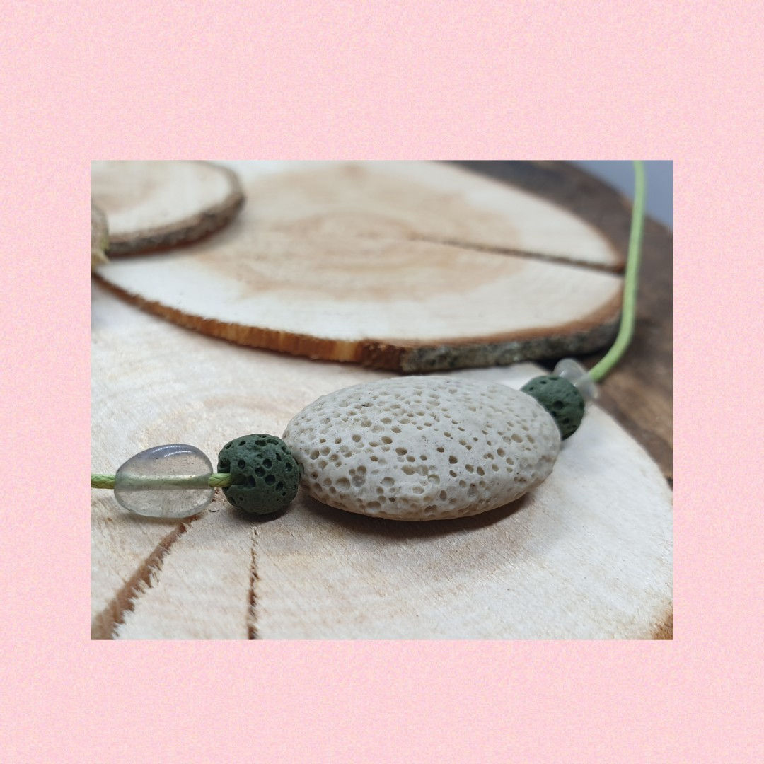 Collana diffusore con pietre laviche e labradorite.