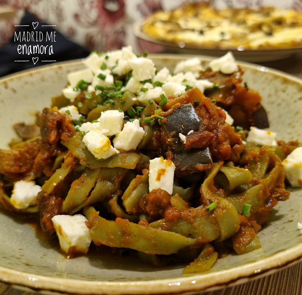 "Pasta" con tomate, berenjena y queso feta.