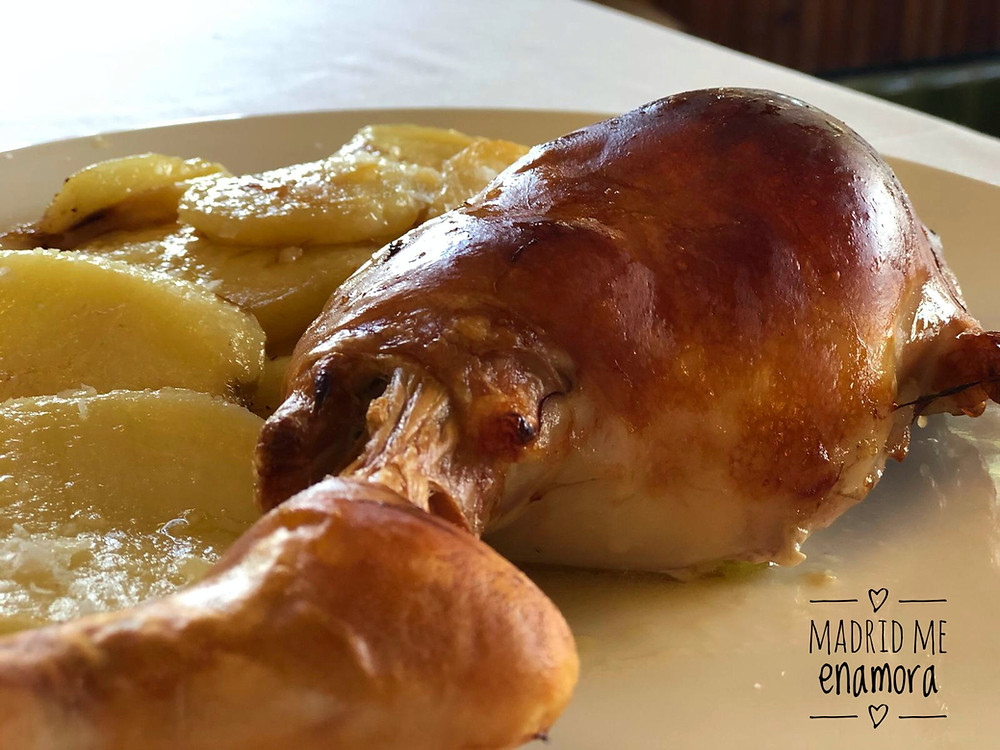 Cochinillo asado con patatas panaderas en La Cañada.