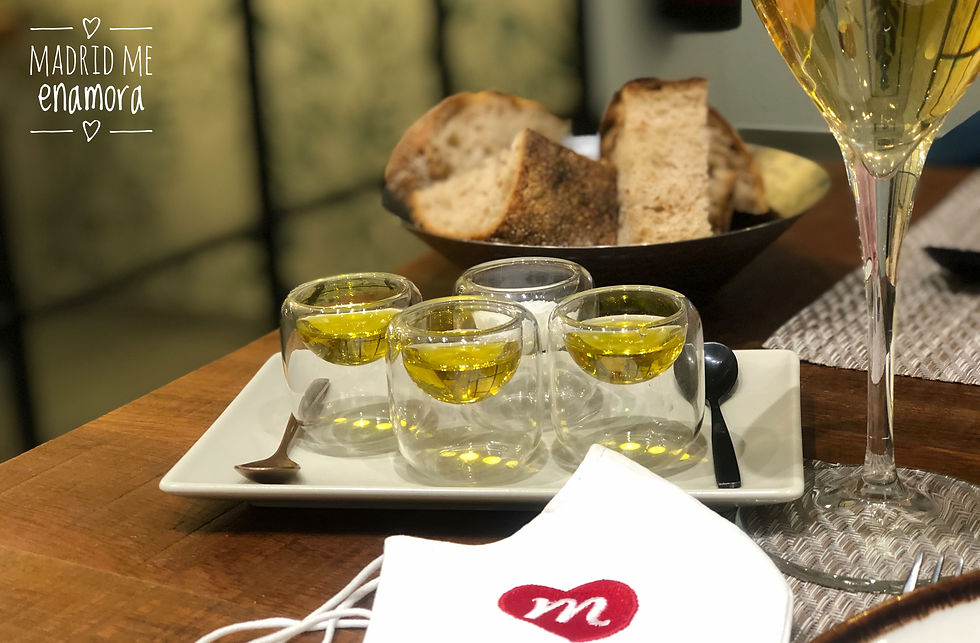 Una selección de aceites y pan de pueblo dan la bienvenida a los comensales.