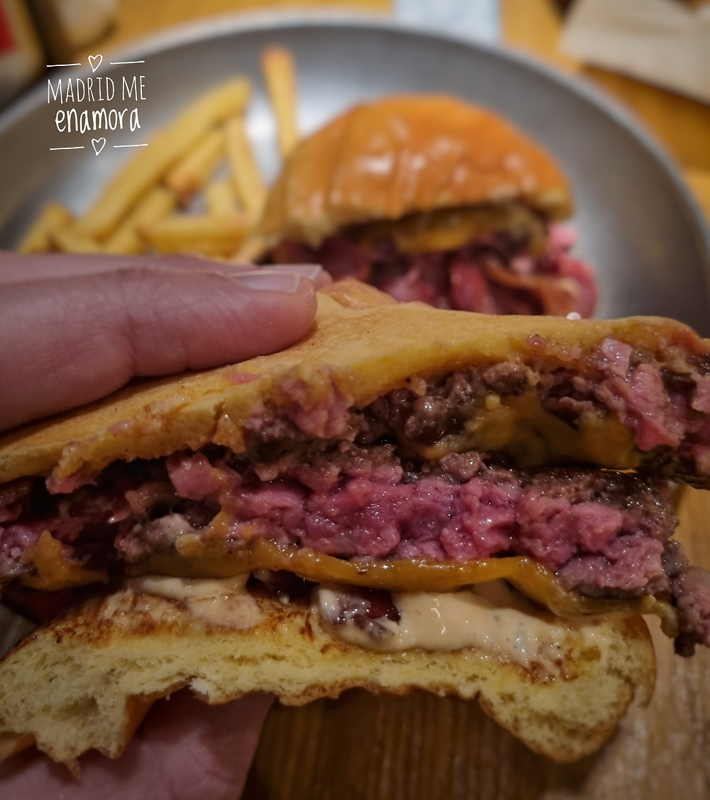 La carne de las hamburguesas de Frankie la pican a diario.