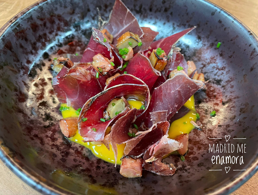 Cecina, yema y foie, un plato sobresaliente.