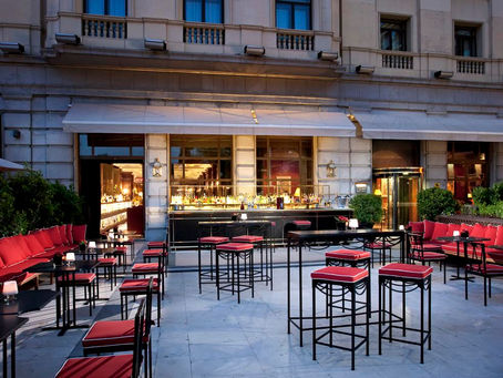 DRY MARTINI, LA TERRAZA DE JAVIER DE LAS MUELAS DONDE "SERVIR A LOS FELIGRESES ES UNA LITURGIA"