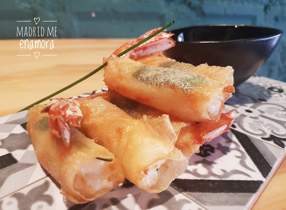 Gambas crujientes con alioli de lima.