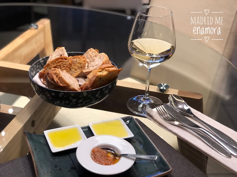 Comenzamos el menú con una degustación de aceites con pan de masa madre.