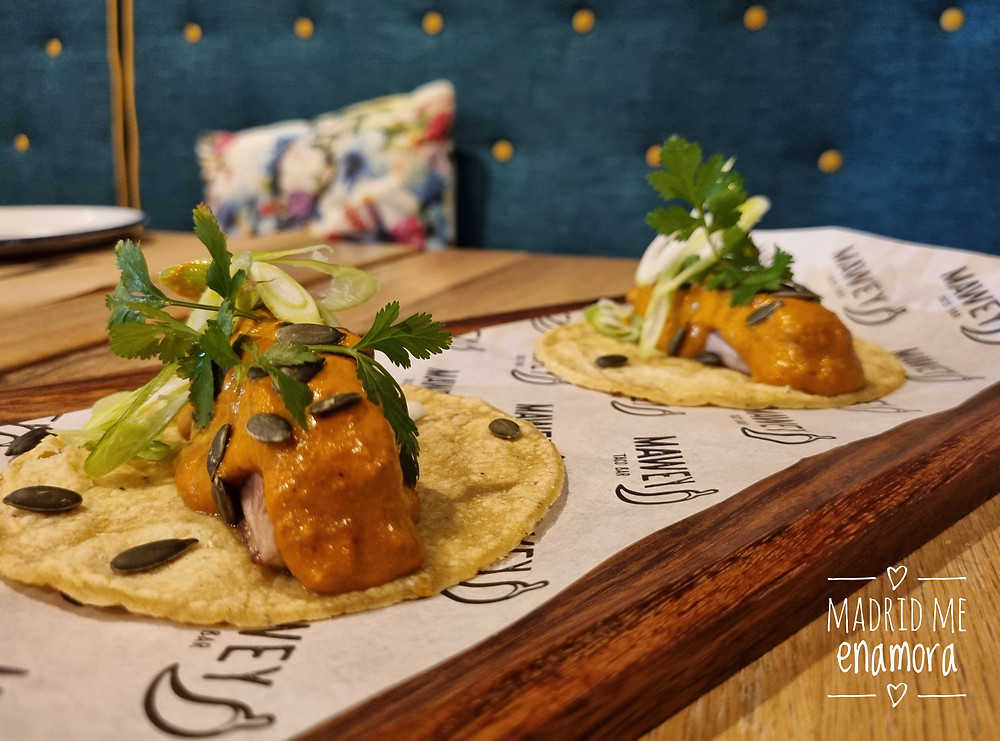 Los tacos de atún con pipián rojo son una de las novedades en Mawey.