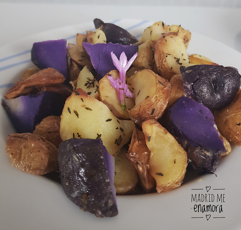 Las patatas bravas de Bowlers con salsas están de vicio.