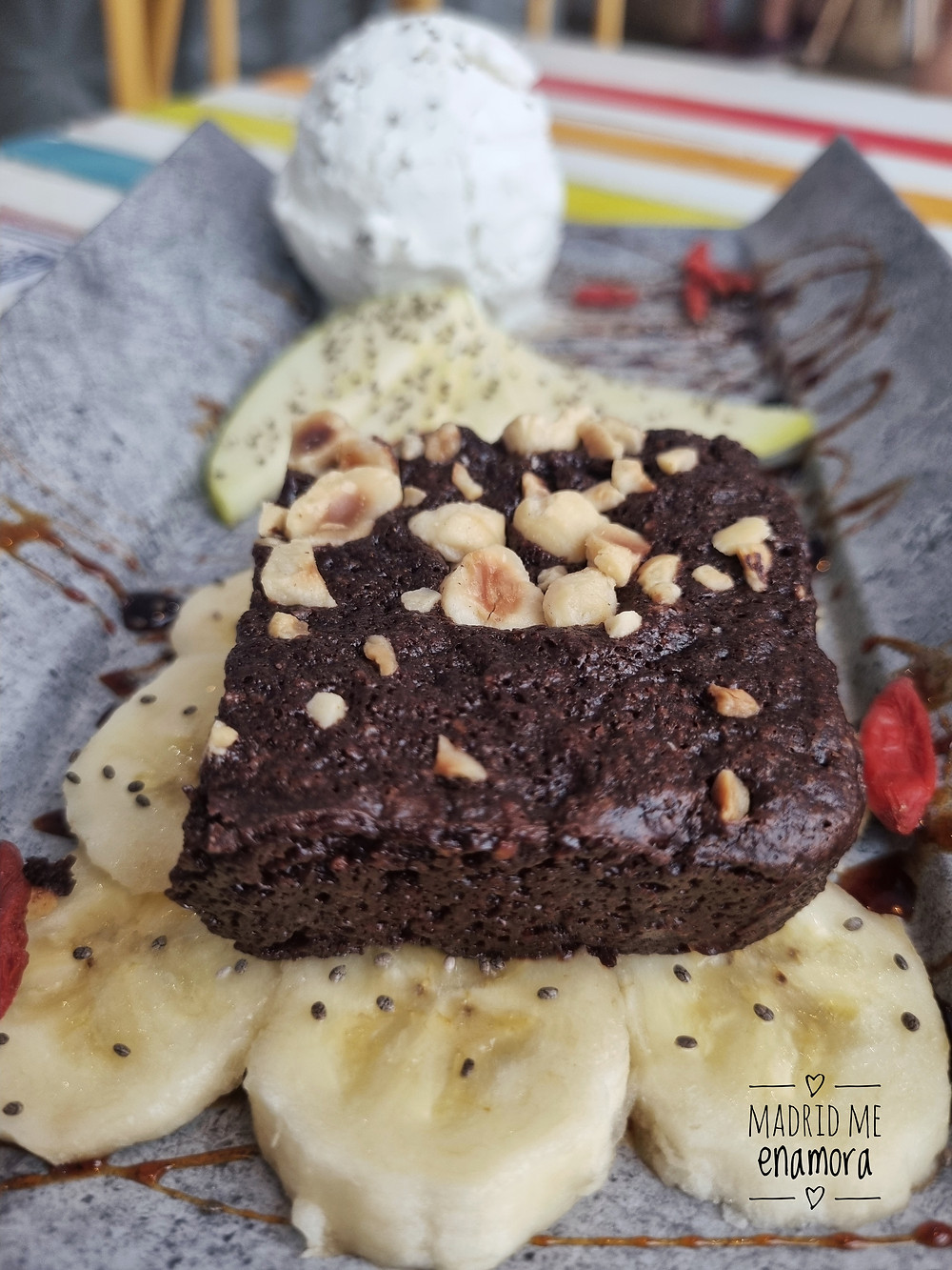 Brownie de chocolate con helado cremoso vegano de vainilla.