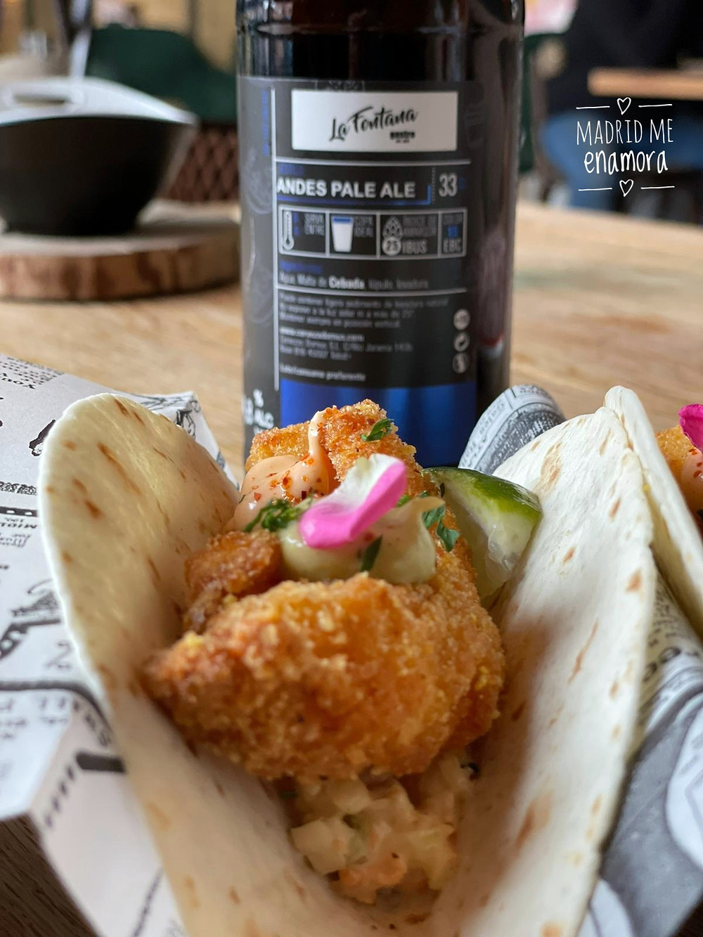 Tacos de langostinos crunch sobre mahonesa de chipotle y coleslaw de sriracha.