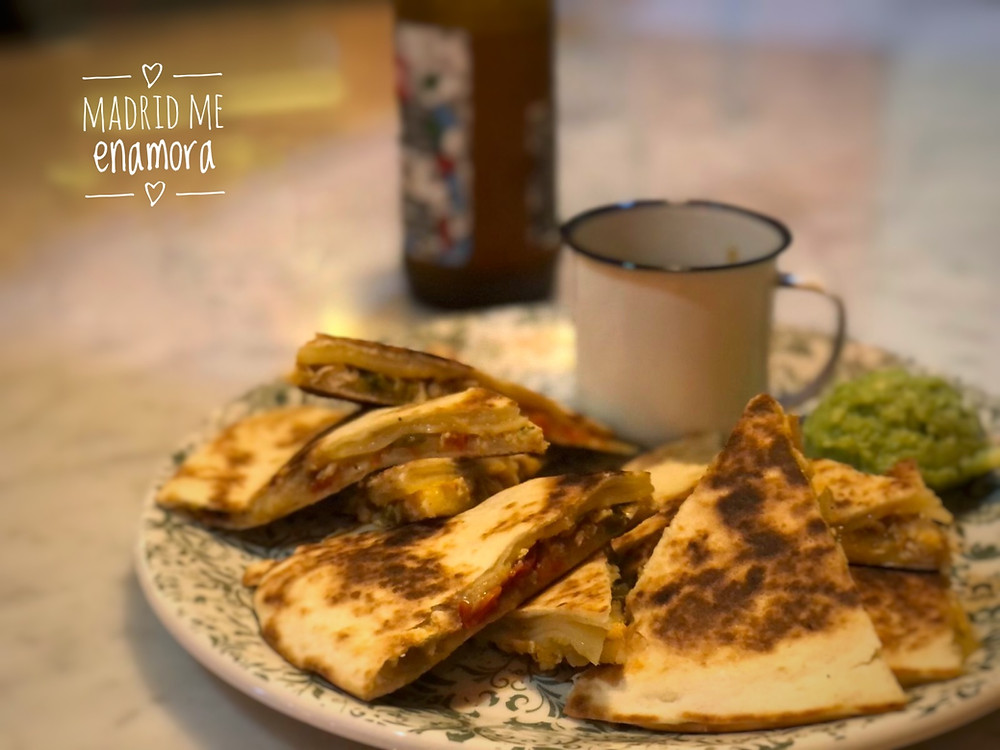 Uno de los imprescindibles de La Bienquerida son sus quesadillas.