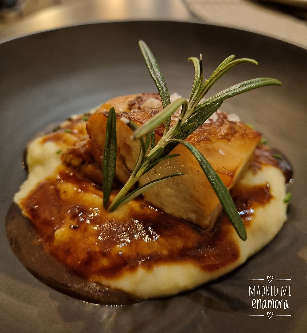 Cochinillo confitado con puré de patata trufado.