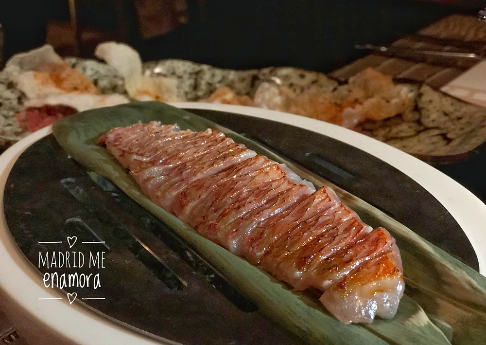 Salmonete del Mediterráneo soasado nikkei acompañado de tomate natural y crunch de arroz.