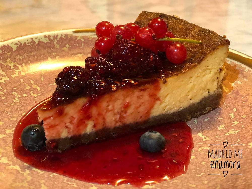La tarta de queso con frutos rojos está requetebuena.