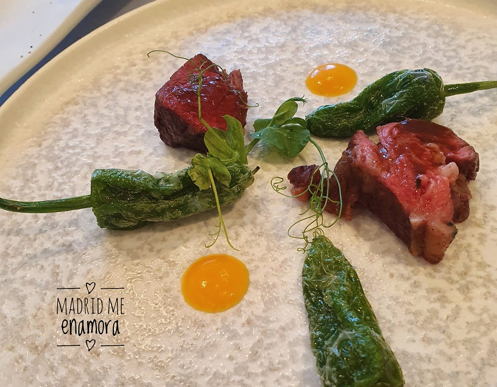 Solomillo de ternera, crema de calabaza y jengibre y un ají dulce italiano.
