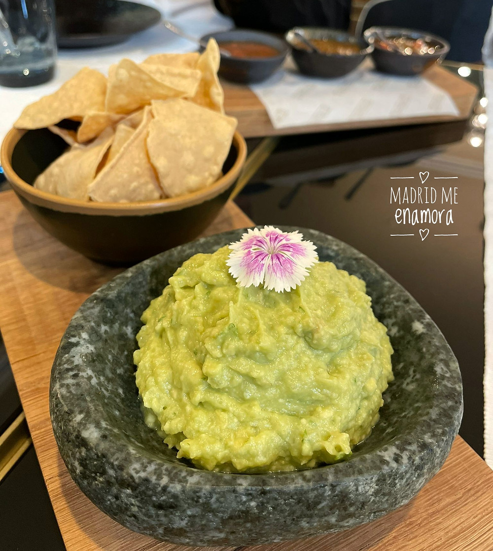 Guacamole casero con nachos templados.
