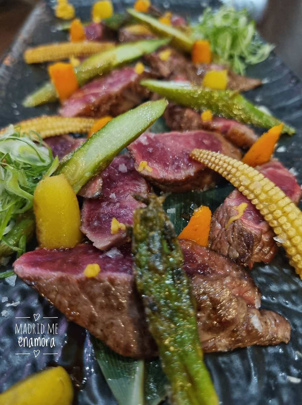 entrecot de ternera gallega con salsa japonesa, yuca frita y mayonesa de wasabi.