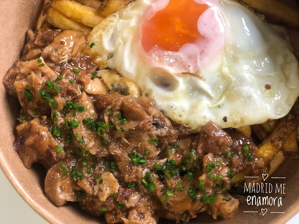 Callos sexys con patatas fritas caseras y huevo campero con sus puntillitas.