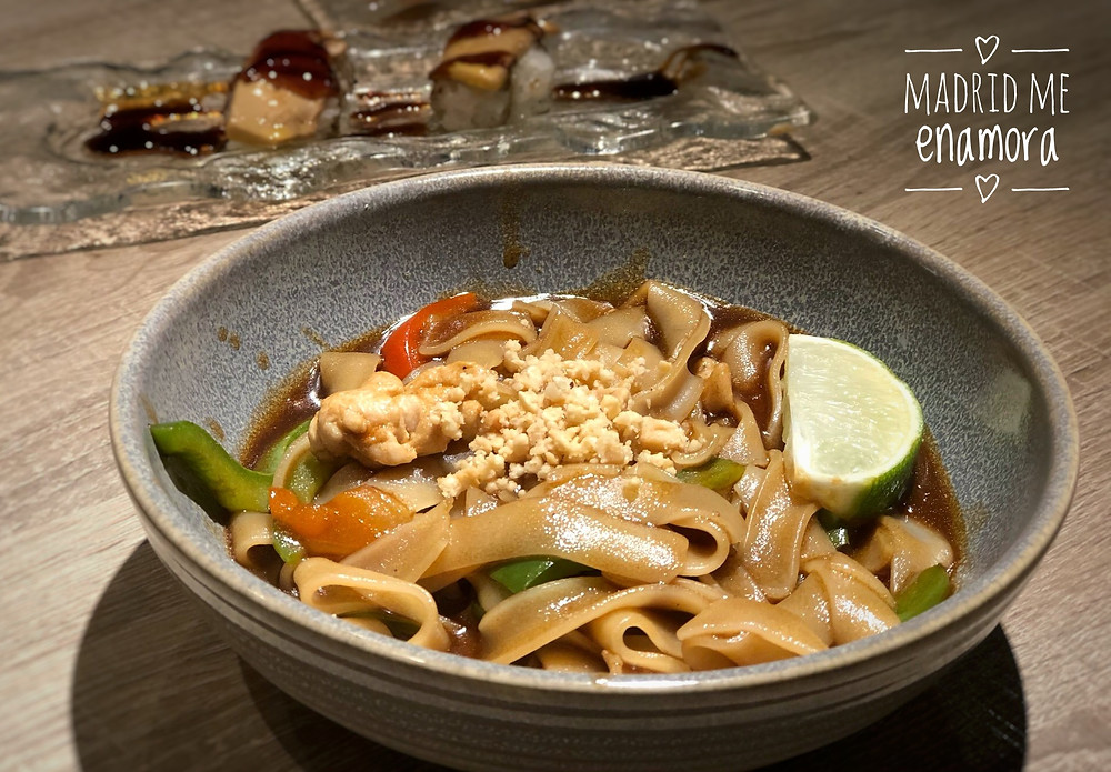 Pad Thai con pollo, verduras, gambas y cacahuete molido.