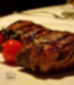 Las carnes a la parrilla son deliciosas.