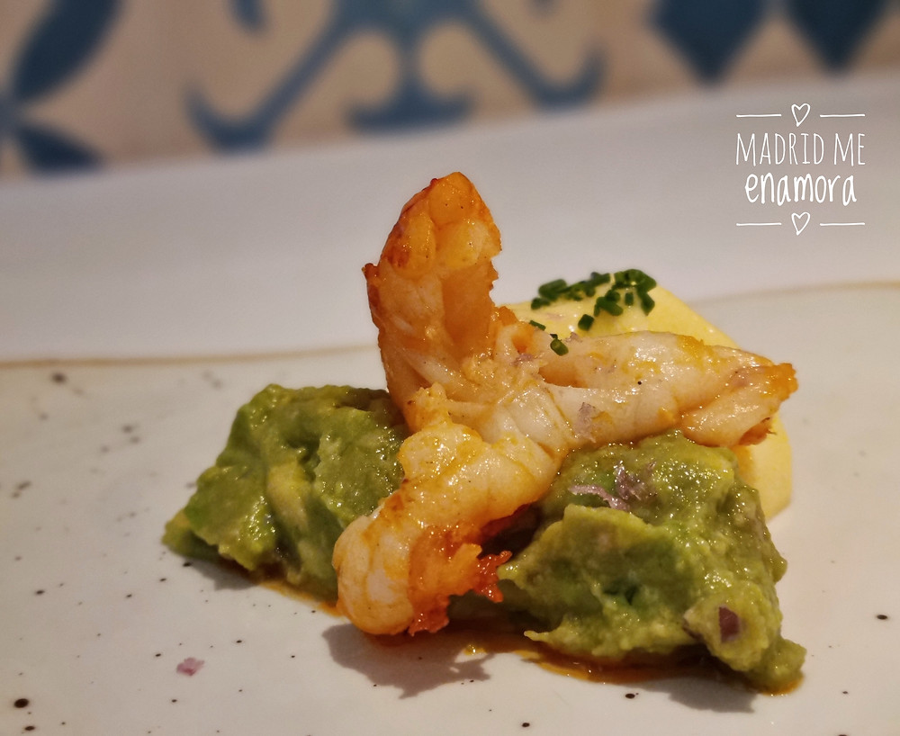 Langostinos salteados con guacamole y espuma de mango.