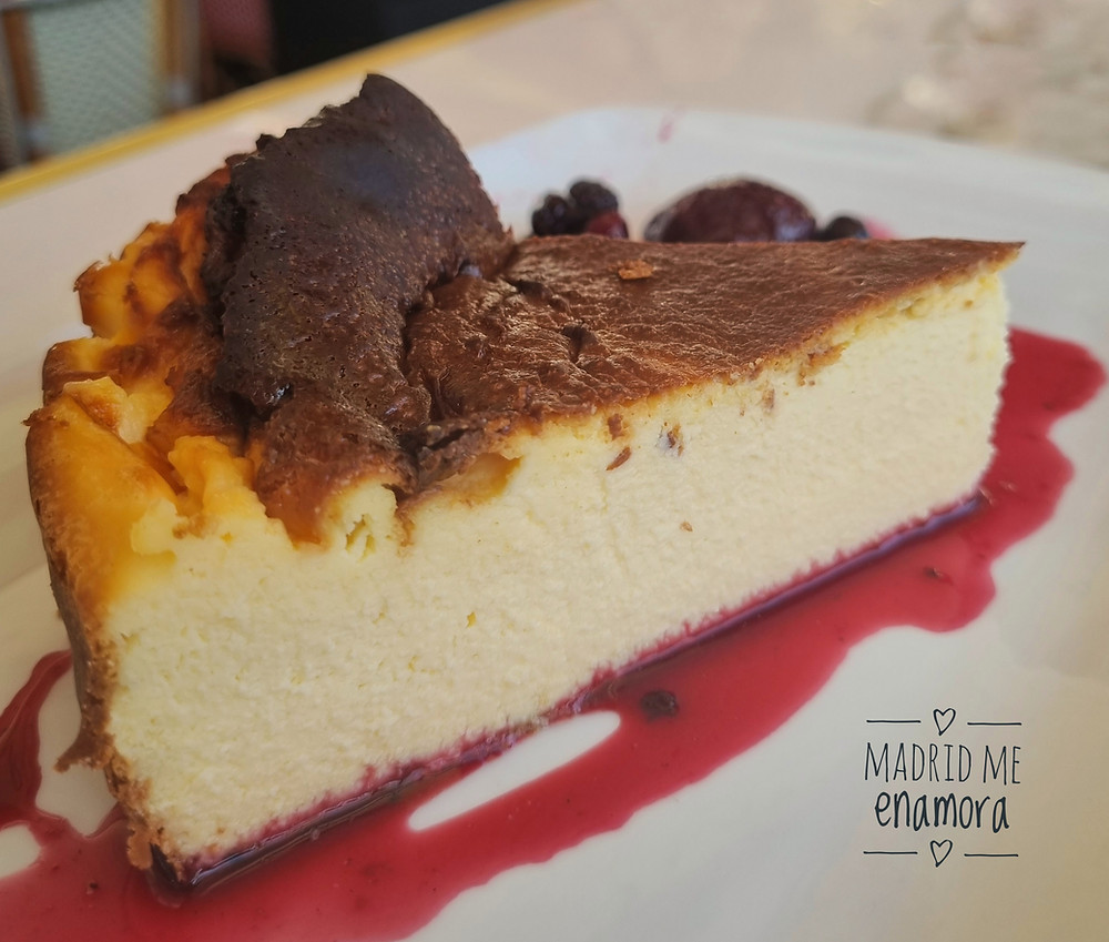 Tarta de queso con frutos rojos.