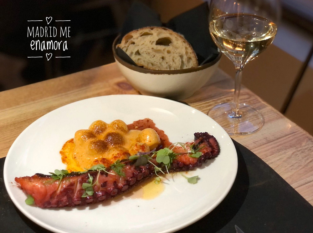 Pulpo kimuchi con gnocchis de patata asada.