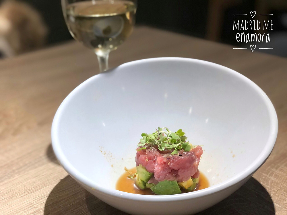 Tartar de atún rojo, aguacate y salsa de soja.