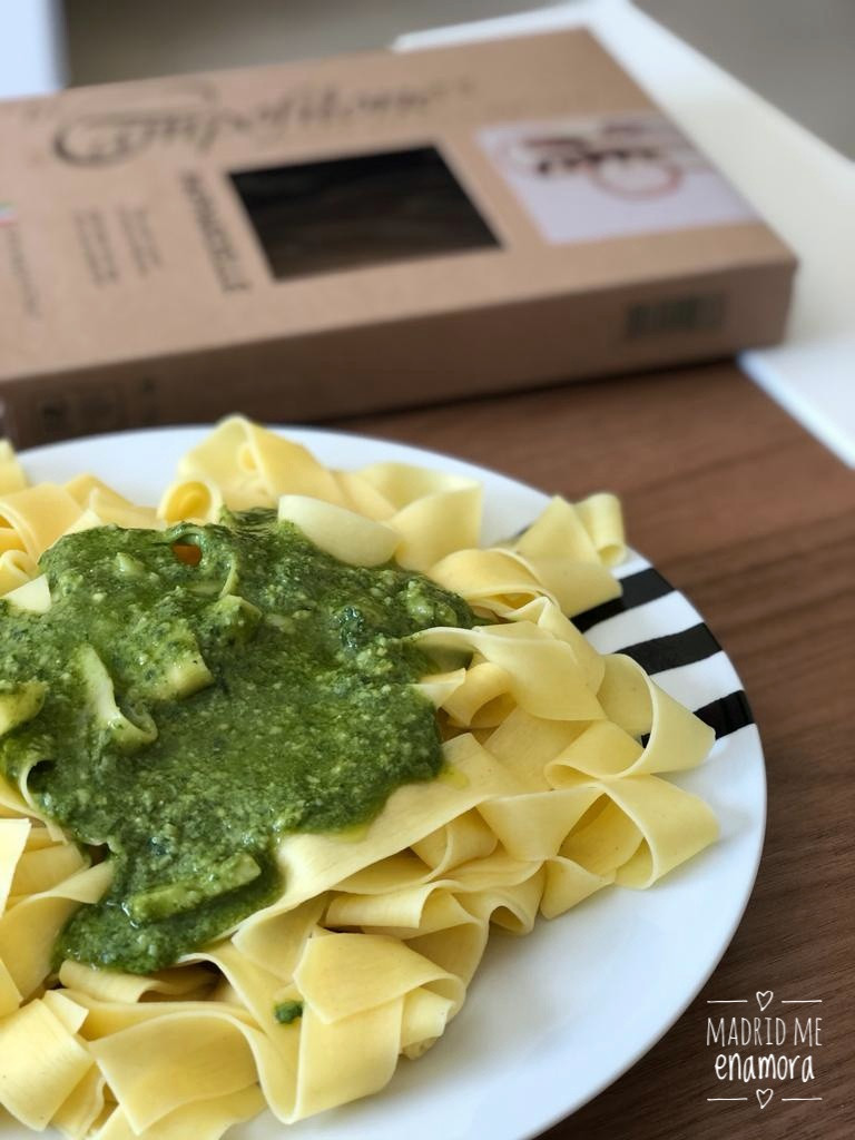 Tagliatelle con salsa pesto casera.