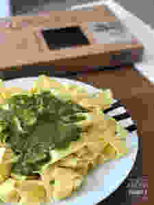 Tagliatelle con salsa pesto casera.