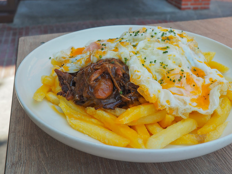 Huevos rotos con migas de rabo de toro.