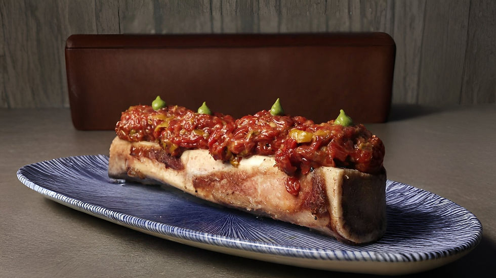 Steak tartar con hueso de tuétano a la parrilla.