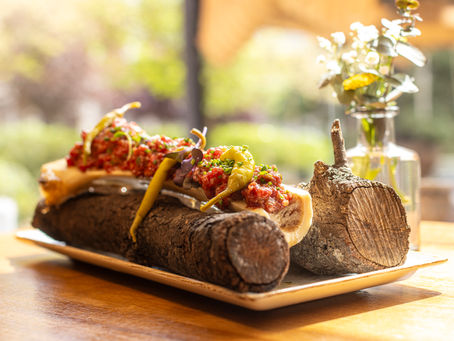 MULA, LA FUERZA DE LA BRASA CONQUISTA A UNA IMPECABLE COCINA TRADICIONAL