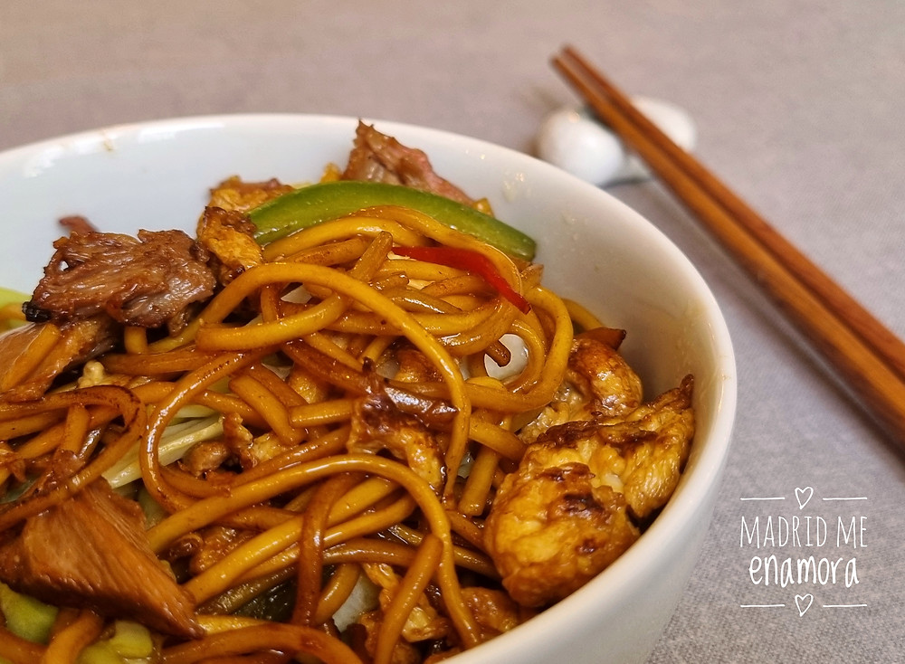 Noodles con cerdo ibérico, verduras y pimienta de Sichuan.