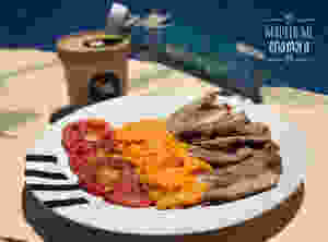 Secreto de cerdo a la brasa con puré de boniato.