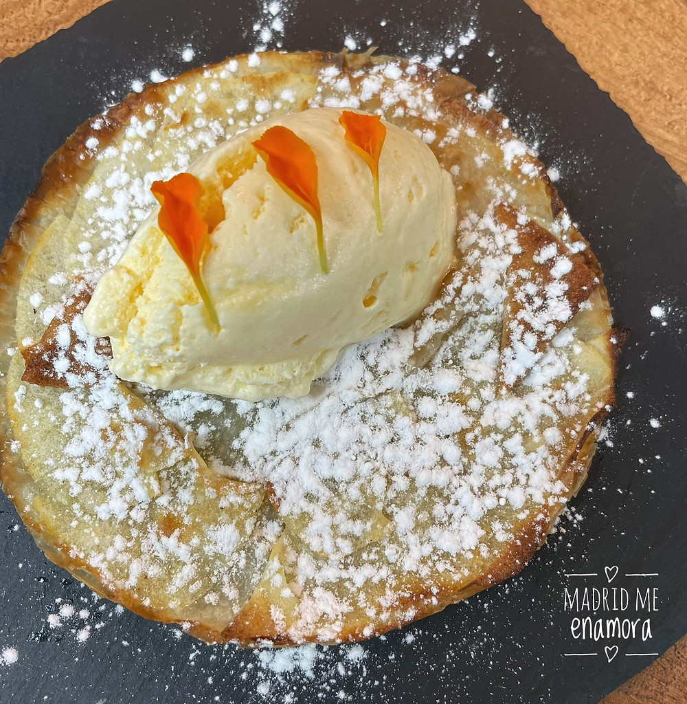 Tarta fina de manzana con helado de vainilla.