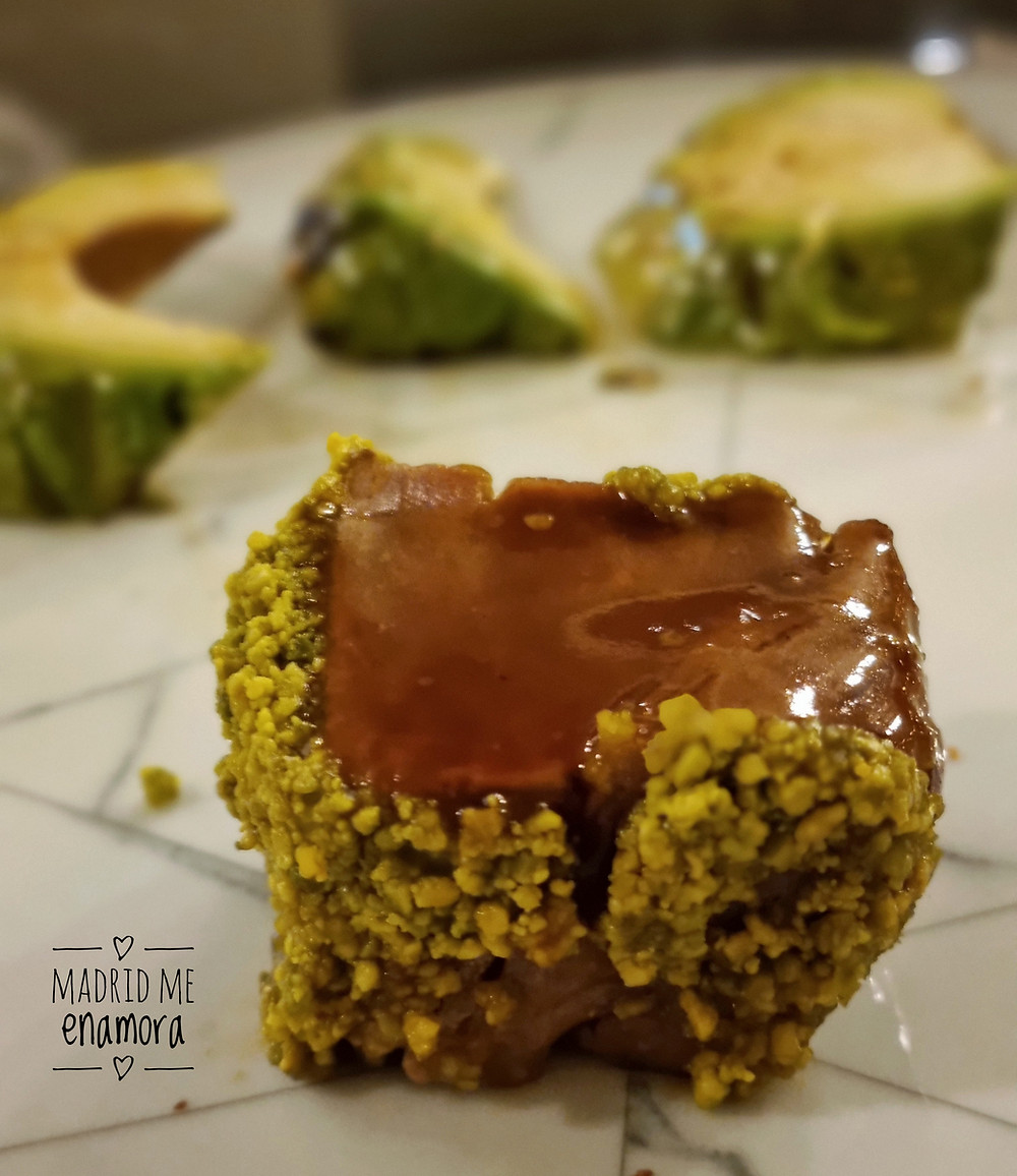 Atún rojo, pistacho molido y cebolla muy confitada.