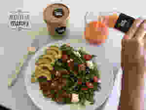 El tartar de lentejas con salsa de miel y mostaza, viene acompañado de una ensalada de rúcula, cherry, queso y aguacate.