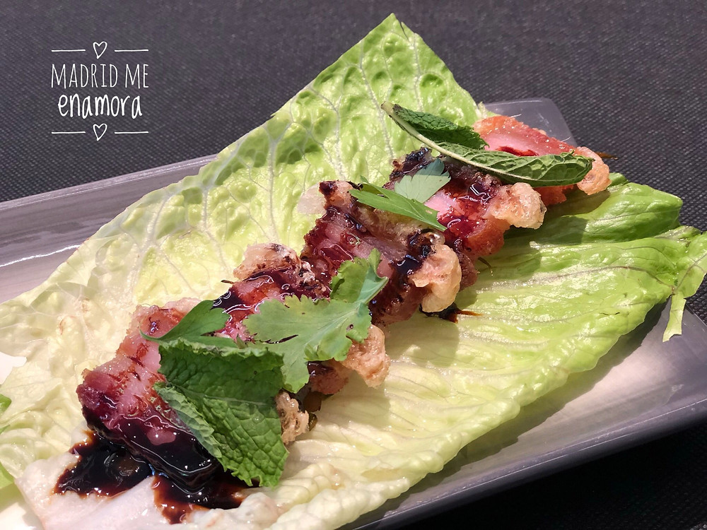Saam de torrezno con pak choi, teriyaki casera y hojas aromáticas.