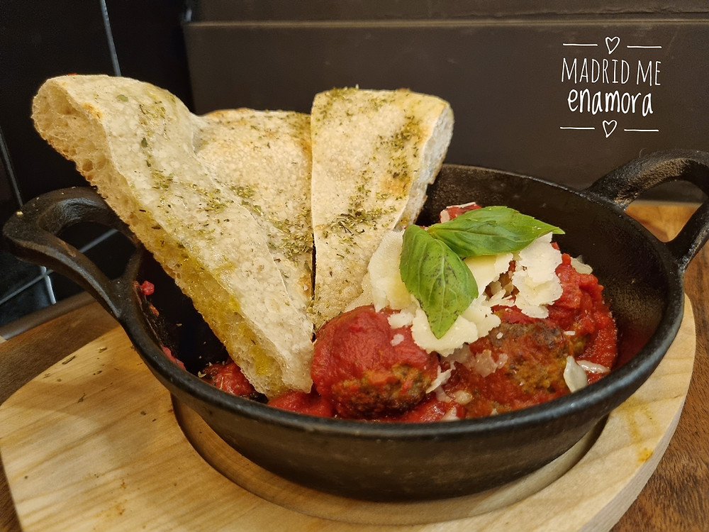 Albóndigas en salsa de tomate, Grana Padano y focaccia.