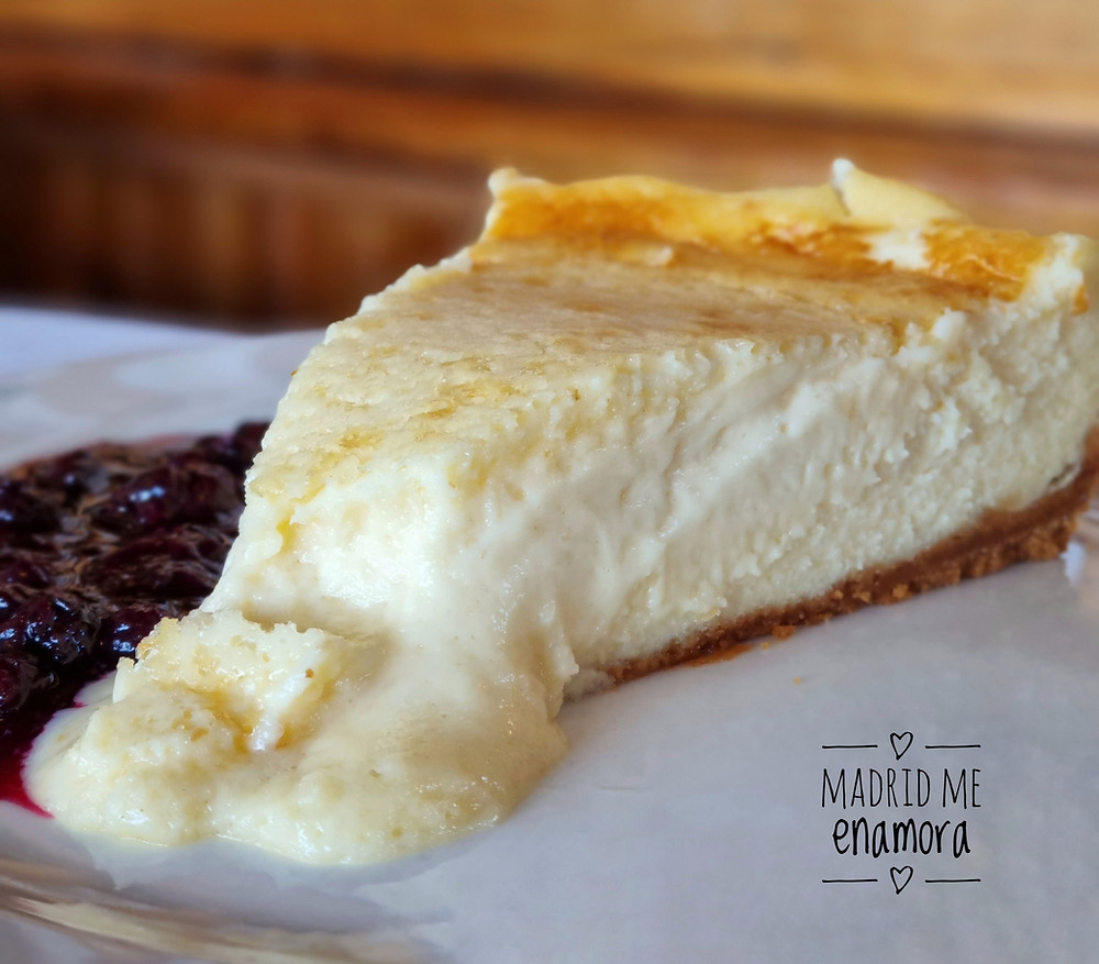 Tarta de queso con salsa de frambuesa de La Cañada.