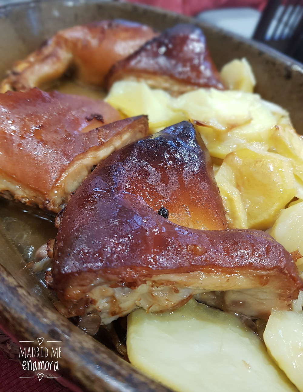 Cochinillo al estilo segoviano con patatas panadera.