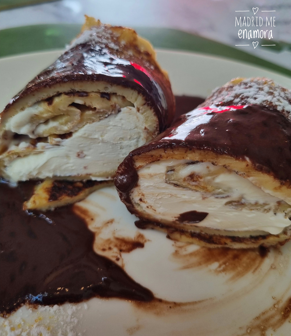 Filloas rellenas de nata y recubiertas con chocolate caliente.