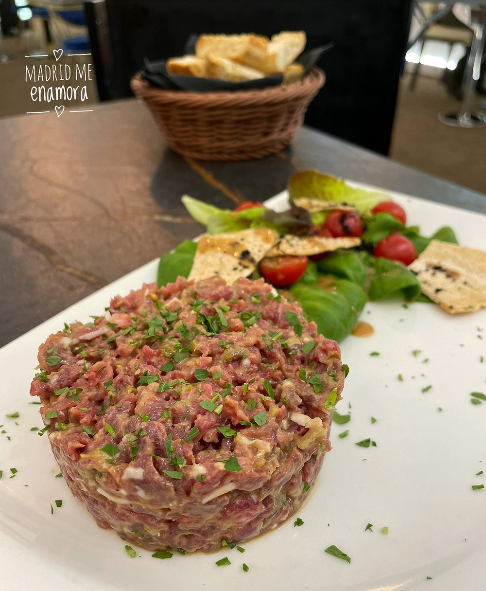 En Gastrovía 61 preparan el steak tartar en tu propia mesa.